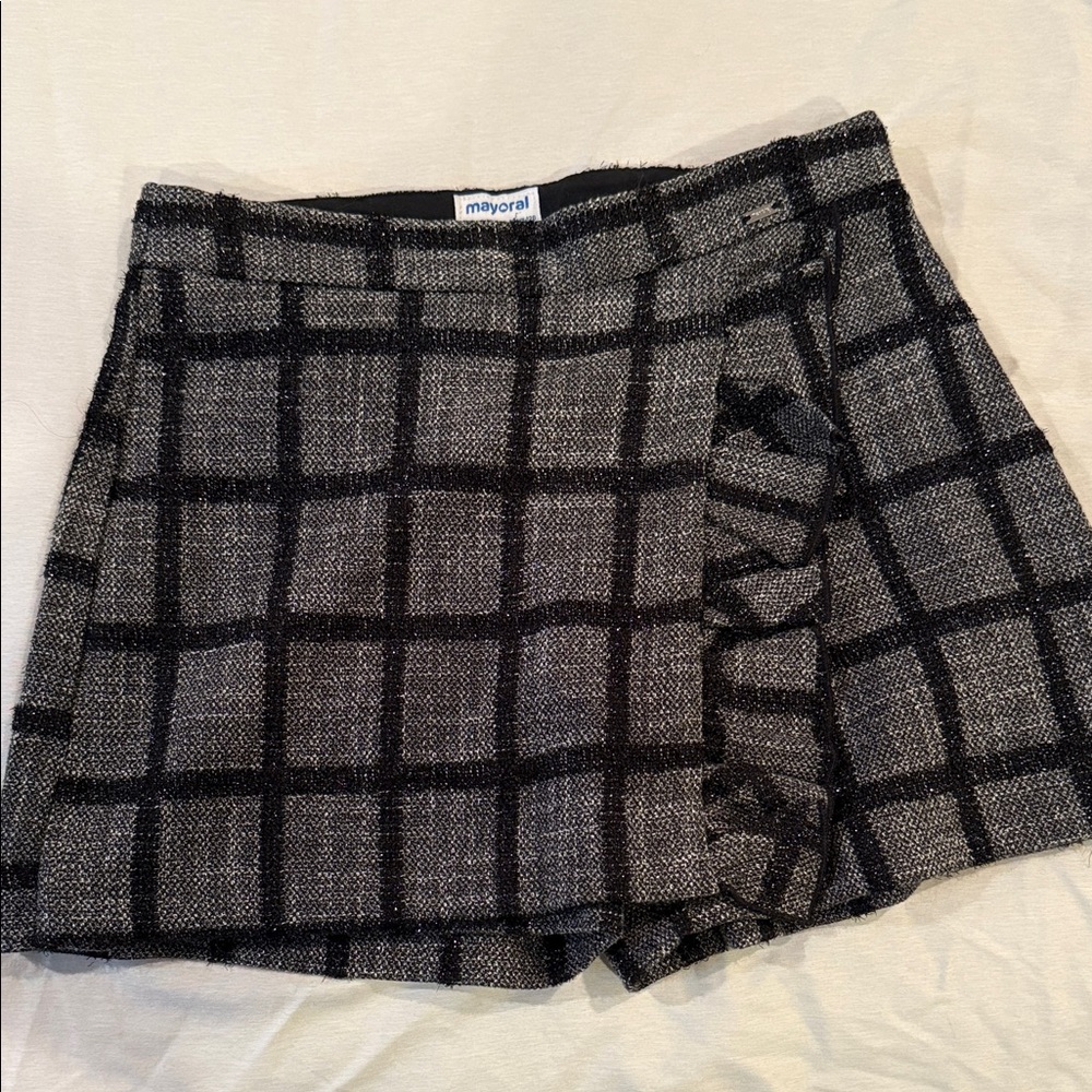 Mayoral Girl’s Plaid Skort in Black and Gray.  Size 8